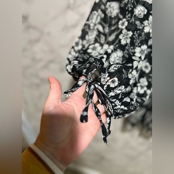 TOPSHOP Floral Cutouts Balloon Sleeve Dress - Picture 6 of 16